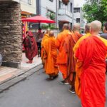 仏舎利・お釈迦様・比丘サンガの順に入場します